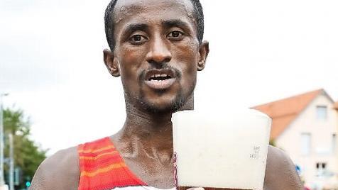 Nach 2015 stemmte Firaol Ebissaa zum zweiten Mal das Drei-Liter-Bierglas als Sieger des Marathons in die H&ouml;he. Fotos: Matthias Hoch