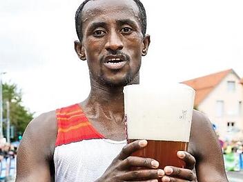 Nach 2015 stemmte Firaol Ebissaa zum zweiten Mal das Drei-Liter-Bierglas als Sieger des Marathons in die Höhe. Fotos: Matthias Hoch