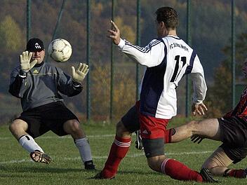 2003 hütete Armin Winzig (links) das Tor der DJK Windshausen, hier im Spiel gegen den FC Schönau/Wegfurt.Anand Anders