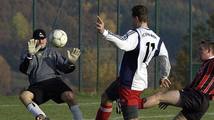 2003 hütete Armin Winzig (links) das Tor der DJK Windshausen, hier im Spiel gegen den FC Schönau/Wegfurt.Anand Anders