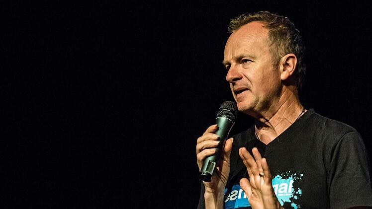 Wortakrobat Willy Astor wurde bei seinem Coburg-Gastspiel vom Publikum gefeiert.Foto: Jochen Berger