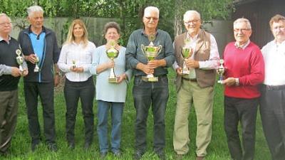 Verleihung der Pokale (von rechts): Vorsitzender Klaus R&ouml;der, Harald He&szlig;, Werner Schumm, Wanderpokalgewinner Heinz G&ouml;ttlich, Rosi Hoh, Kerstin Schmidt, Siegfried R&uuml;diger und Dietmar Rainert Foto: Dagmar R&ouml;der