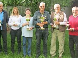 Verleihung der Pokale (von rechts): Vorsitzender Klaus Röder, Harald Heß, Werner Schumm, Wanderpokalgewinner Heinz Göttlich, Rosi Hoh, Kerstin Schmidt, Siegfried Rüdiger und Dietmar Rainert Foto: Dagmar Röder