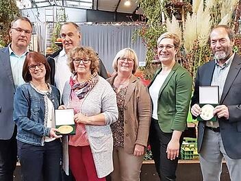 Bei der Auszeichnung, von links: Dietmar Hofmann, Elke Hofmann, Roland Roth, Anita Roth, Irene Pudell, Lydia Frotscher von der Bundesgartenschau Heilbronn und Werner Pudell  Foto: Buga Heilbronn