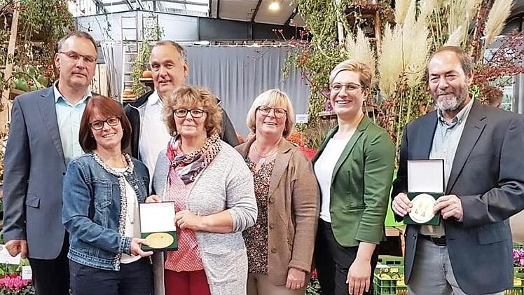 Bei der Auszeichnung, von links: Dietmar Hofmann, Elke Hofmann, Roland Roth, Anita Roth, Irene Pudell, Lydia Frotscher von der Bundesgartenschau Heilbronn und Werner Pudell  Foto: Buga Heilbronn