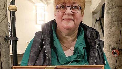 Eine sicherlich einmalige Urkunde übergab die stellvertretende Vertrauensfrau Elke Ufer dem langjährigen Organisten Heiner Beyer. Die evangelisch-lutherische Kirchengemeinde ernannte ihn zum "Unterstaanicher lutherischen Kirchenmusikdirektor ehrenhalber".