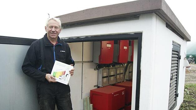 Unscheinbar und doch so wichtig f&uuml;r Rudolf Steuer, dessen Betrieb mit dem Label "Energieeffizienz in der Landwirtschaft" ausgezeichnet wurde: der Batteriespeicher, in dem die selbst erzeugte Energie gespeichert wird und f&uuml;r den eigenen Betrieb dann zur Verf&uuml;gung steht, wenn sie ben&ouml;tigt wird. Foto: Corinna T&uuml;bel