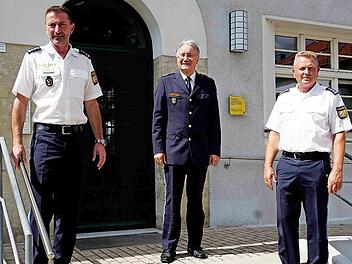 Der neue Chef Reimund Mehler mit seinem Vorg&auml;nger und dem Polizeipr&auml;sidenten