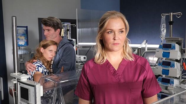 Hebamme Lena Lorenz (Judith Hoersch, rechts) wundert sich über die plötzlichen Symptome, die das zunächst kerngesunde Baby von Jasmin Pohl (Mattea Cavic) und Moritz Greinert (Leopold Hornung) nach der Geburt entwickelt.