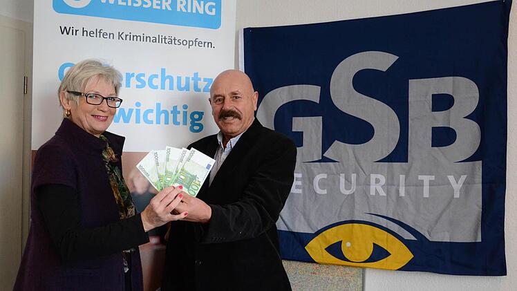 Im Rahmen ihrer Tätigkeiten begegnet den Mitarbeitern einer Sicherheitsfirma Gewalt in den verschiedensten Formen. Dies motiverte den Geschäftsführenden Gesellschafter der GSB Security und GSB Gebäudeservice, Gerhard Kurtz, in der Vorweihnachtszeit 500 Euro an die Opferschutzorganisation Weisser Ring zu spenden. Als ehemaliger Polizeibeamter weiß Gerhard Kurtz wie notwendig es ist, dass Opfer von Gewalt und deren Angehörige eine Anlaufstelle finden. Das Geld nahm Jutta Bauer, ehrenamtliche Mi...