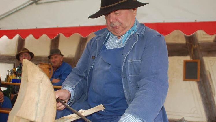 Alte Handwerkstechniken sehen die Besucher des Museumsfesteslive: Bernd Ramster lässt an der Schnitzbank die Späne fliegen