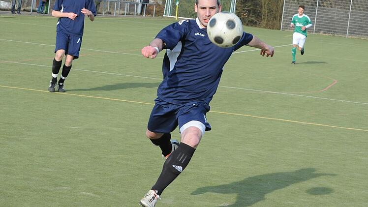 Volley: Tobias Ehrenberg vom SV Garitz. Foto: Hopf