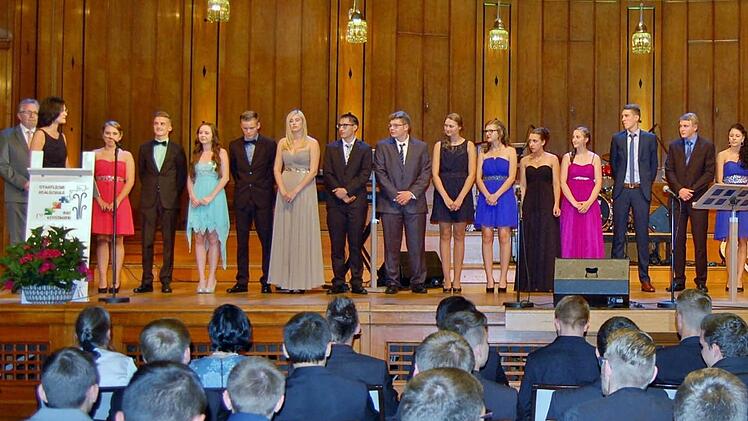 Klassenweise nahmen die Realschüler auf der Bühne des Regentenbaues ihre Abschlusszeugnisse entgegen. Foto: Sigismund von Dobschütz
