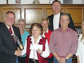Unser Bild zeigt (von links) Oswald Purucker, Volker Schmiechen, Erika Klötzer, Elfriede Bär, Jutta Hirschmann, Wolfgang Oertel, Sohn Manfred Bär und Enkeltochter Cindy. Foto: Klaus-Peter Wulf
