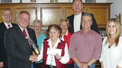 Unser Bild zeigt (von links) Oswald Purucker, Volker Schmiechen, Erika Klötzer, Elfriede Bär, Jutta Hirschmann, Wolfgang Oertel, Sohn Manfred Bär und Enkeltochter Cindy. Foto: Klaus-Peter Wulf
