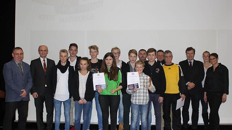 Die "Maintal Baskets Ha&szlig;berge" M14 ist die Mannschaft des Jahres im Landkreis. Sportlerin des Jahres ist Antonia Biener (vorne mit Urkunde), Colin Sarr&eacute; (rechts daneben) ist Sportler des Jahres. Sie wurden von Helmut Zirnsak (SV Rapid Ebelsbach), Landrat Wilhelm Schneider (von links), sowie der BSJ-Vorsitzenden Susanne Makowski (rechts) und dem Ebelsbacher B&uuml;rgermeister Walter Ziegler (Dritter von rechts) geehrt. Mit im Bild die Trainer und Betreuer. Foto: Christiane Reuther