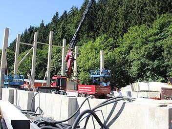 Der Bau des neuen Salzlagers in Förtschendorf an der B 85 ist im vollen Gange. Bis Ende Oktober soll dieses fertig sein. Fotos: Veronika Schadeck