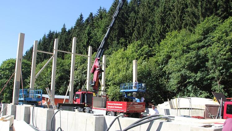 Der Bau des neuen Salzlagers in Förtschendorf an der B 85 ist im vollen Gange. Bis Ende Oktober soll dieses fertig sein. Fotos: Veronika Schadeck