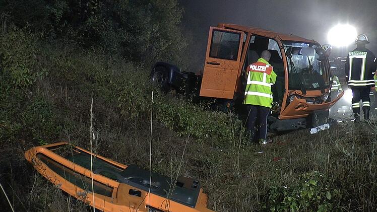 Die Feuerwehr musste die Beifahrert&uuml;r entfernen, damit der Fahrer befreit werden konnte.