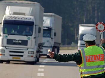 Der Streit zweier Lkw-Fahrer auf der A3 eskalierte am Mittwoch - sogar eine Zitrusfrucht kam zum Einsatz. Schließlich griff die Polizei ein. Symbolbild: Armin Weigel dpa