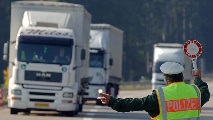 Der Streit zweier Lkw-Fahrer auf der A3 eskalierte am Mittwoch - sogar eine Zitrusfrucht kam zum Einsatz. Schließlich griff die Polizei ein. Symbolbild: Armin Weigel dpa