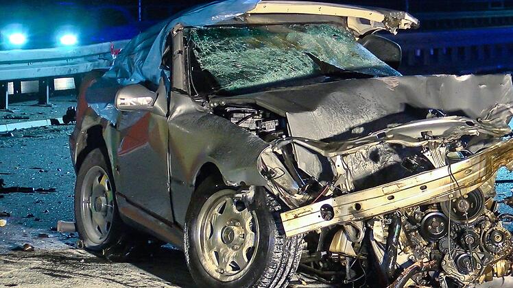 Tödlicher Unfall am Donnerstagabend im Kreis Schweinfurt. Ein Geisterfahrer kam bei einem Unfall ums Leben. Fotos: News5/Höfig