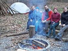 Mitglieder der W&uuml;rzburger Trekkinggruppe "Bergstiefel" des Deutschen Alpenvereins am Trekkingplatz "Lindach"  Foto: Forstbetrieb Ebrach/Archiv
