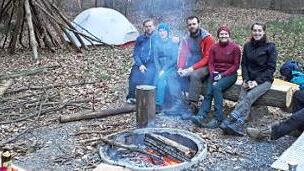 Mitglieder der W&uuml;rzburger Trekkinggruppe "Bergstiefel" des Deutschen Alpenvereins am Trekkingplatz "Lindach"  Foto: Forstbetrieb Ebrach/Archiv