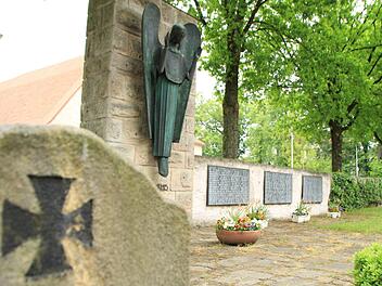Seit 1961 wird auf dem Höchstadter "Heldenfriedhof"  mit  einer Engelsfigur und   Tafeln mit 227 Namen   Gefallenen und Vermissten des  Zweiten  Weltkriegs gedacht. Foto: Christian Bauriedel/Archiv