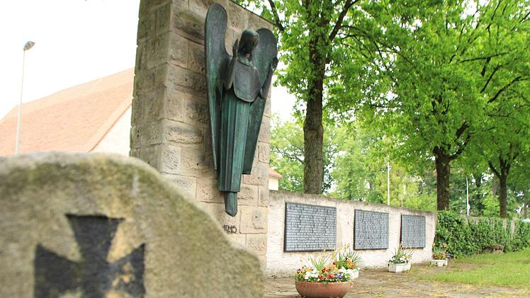 Seit 1961 wird auf dem Höchstadter "Heldenfriedhof"  mit  einer Engelsfigur und   Tafeln mit 227 Namen   Gefallenen und Vermissten des  Zweiten  Weltkriegs gedacht. Foto: Christian Bauriedel/Archiv