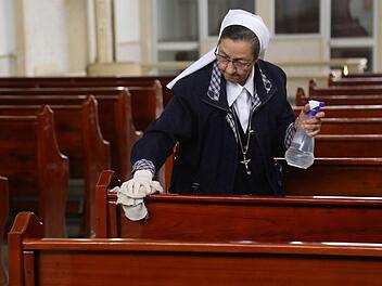 Auch für Gottesdienste gibt es aufgrund des Coronavirus viele Absagen und Sonderregelungen. Foto: Camila Diaz/colprensa/dpa