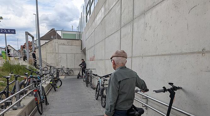 Fahrradchaos am Hirschaider Bahnhof: Wer schafft Radb&uuml;gel?