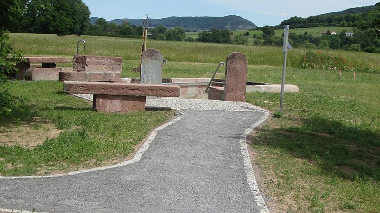 Der Weg zum Trimberger Tretbecken erhält eine Plattenpflaster. Bürger können sich daran beteiligen indem sie ein Platte spenden auf der ihr Name eingraviert wird.     Foto: Winfried Ehling