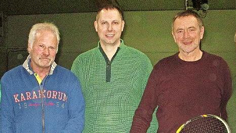 Die Vorstände Marius Barbuia (links) und Egon Schaub-Römisch (rechts) dankten den langjährigen Mitgliedern (von links) Jürgen Bangert, Christian Gartenmeister und Peter Scherpf für ihre Treue mit der Ehrennadel.