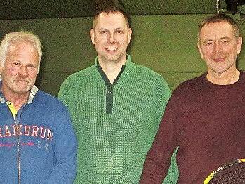 Die Vorstände Marius Barbuia (links) und Egon Schaub-Römisch (rechts) dankten den langjährigen Mitgliedern (von links) Jürgen Bangert, Christian Gartenmeister und Peter Scherpf für ihre Treue mit der Ehrennadel.