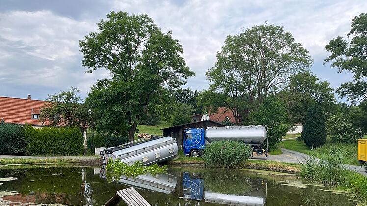 Lastwagen-Anh&auml;nger kippt in Teich