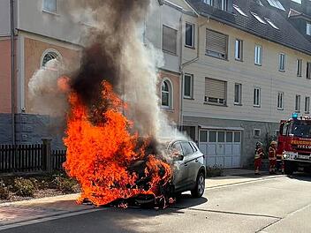 Tettau: Auto geht pl&ouml;tzlich in Flammen auf - Insassen retten sich