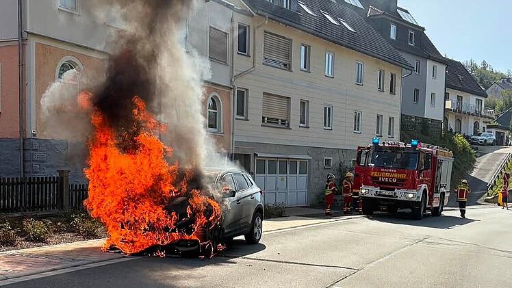 Tettau: Auto geht pl&ouml;tzlich in Flammen auf - Insassen retten sich