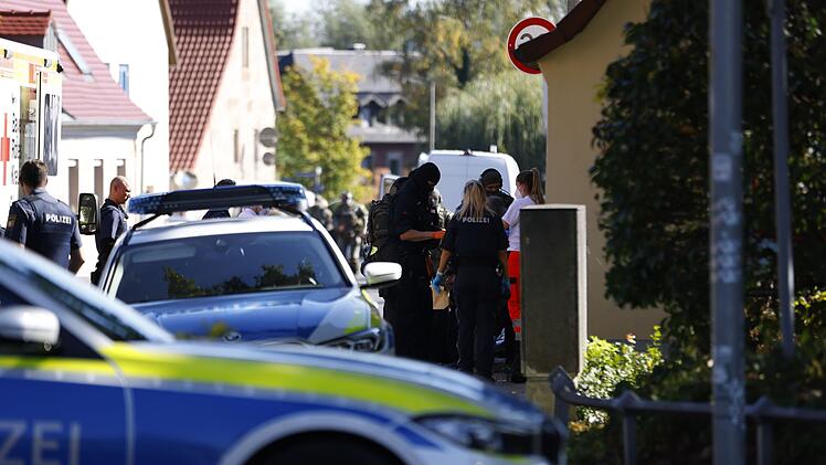 Polizei "mit zahlreichen Kr&auml;ften" in F&uuml;rth - eine Person festgenommen