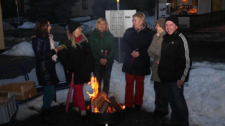 am wärmenden Feuer