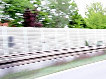 Höher und länger sollen die Lärmschutz-Wände entlang der A 73 im Stadtgebiet Forchheim werden. Allerdings nicht überall gleich lang und gleich hoch. Auch der Flüsterasphalt kommt nicht im gesamten Stadtgebiet. Die Stadt will nun mehr fordern vom Staat. Foto: Nikolas Pelke