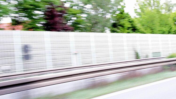 Höher und länger sollen die Lärmschutz-Wände entlang der A 73 im Stadtgebiet Forchheim werden. Allerdings nicht überall gleich lang und gleich hoch. Auch der Flüsterasphalt kommt nicht im gesamten Stadtgebiet. Die Stadt will nun mehr fordern vom Staat. Foto: Nikolas Pelke