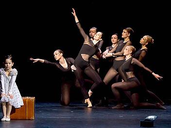 Eindringliche Bilder bot das "Move &Dance"-Center bei seinem Auftritt im Landestheater. Fotos: Albert Höchstädter