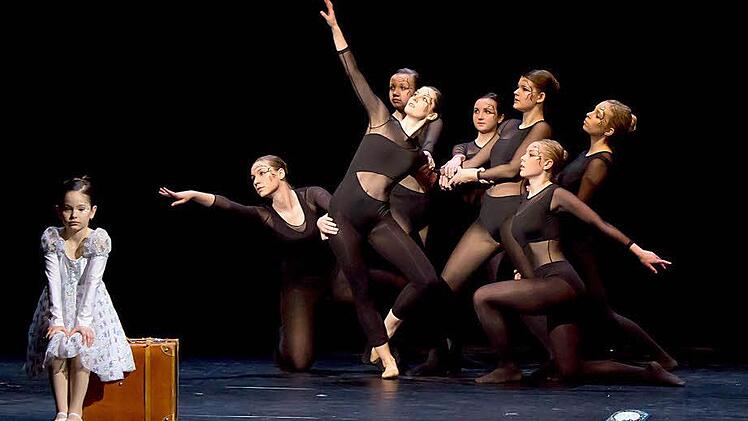 Eindringliche Bilder bot das "Move &Dance"-Center bei seinem Auftritt im Landestheater. Fotos: Albert Höchstädter