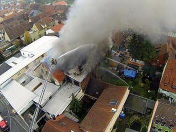 Dachstuhl komplett ausgebrannt: Feuer in alter Lederfabrik