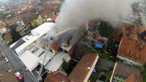 Dachstuhl komplett ausgebrannt: Feuer in alter Lederfabrik