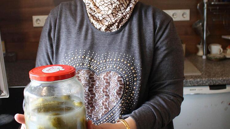 Die Gurken legt Amal selbst ein - mit Essig, Salz und Chili.  Foto: Robert Huger