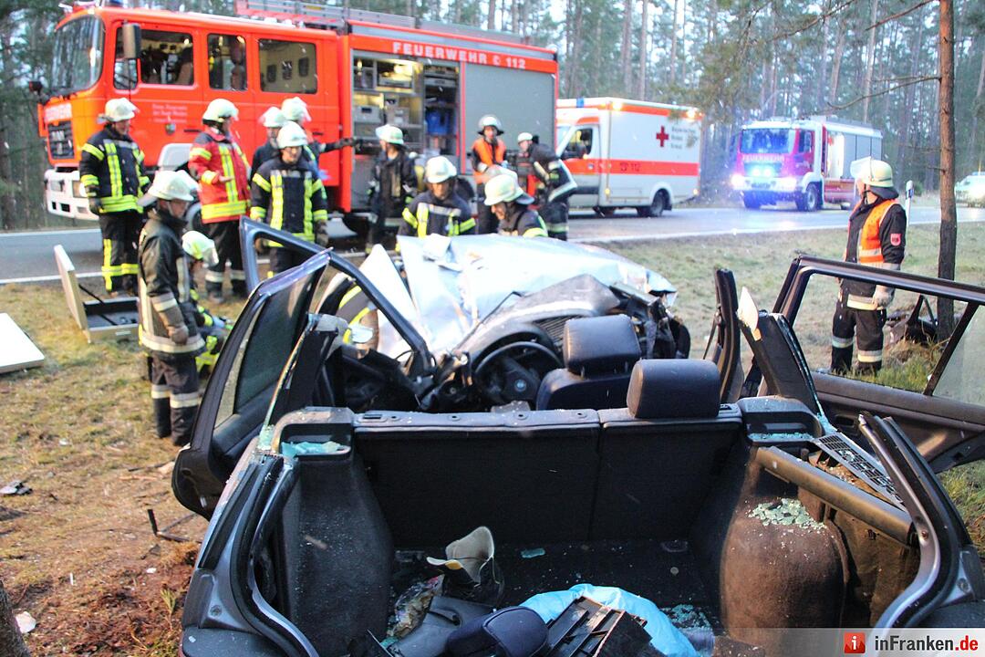 BMW wickelt sich um Baum - Fahrer schwerst eingeklemmt