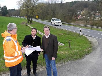 Da kommt sie hin: Günter Engelhardt, Martin Finzel und Rainer Scholz (von links) schauen sich schon einmal den künftigen Verlauf der neuen Zufahrt für die "Alte Schäferei" an. Foto: Berthold Köhler