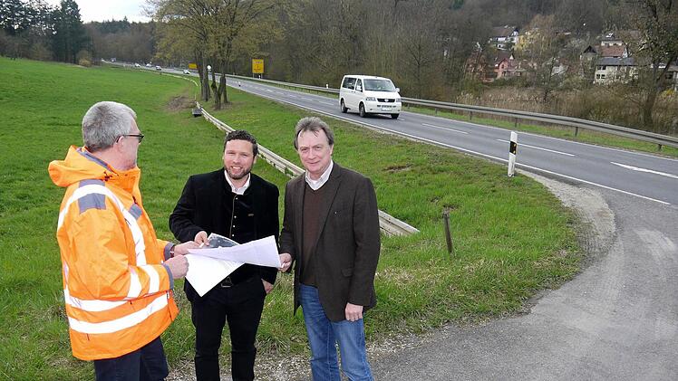 Da kommt sie hin: Günter Engelhardt, Martin Finzel und Rainer Scholz (von links) schauen sich schon einmal den künftigen Verlauf der neuen Zufahrt für die "Alte Schäferei" an. Foto: Berthold Köhler